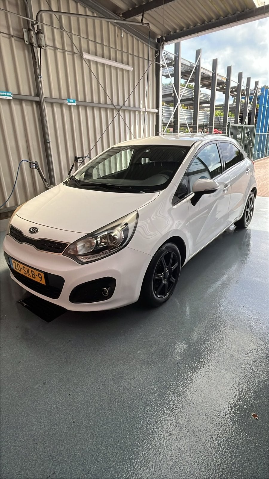 Kia Rio Plus Pack NAP + veel vernieuwd, Auto's, 40 €/maand, Zwart, 4 cilinders, Wit