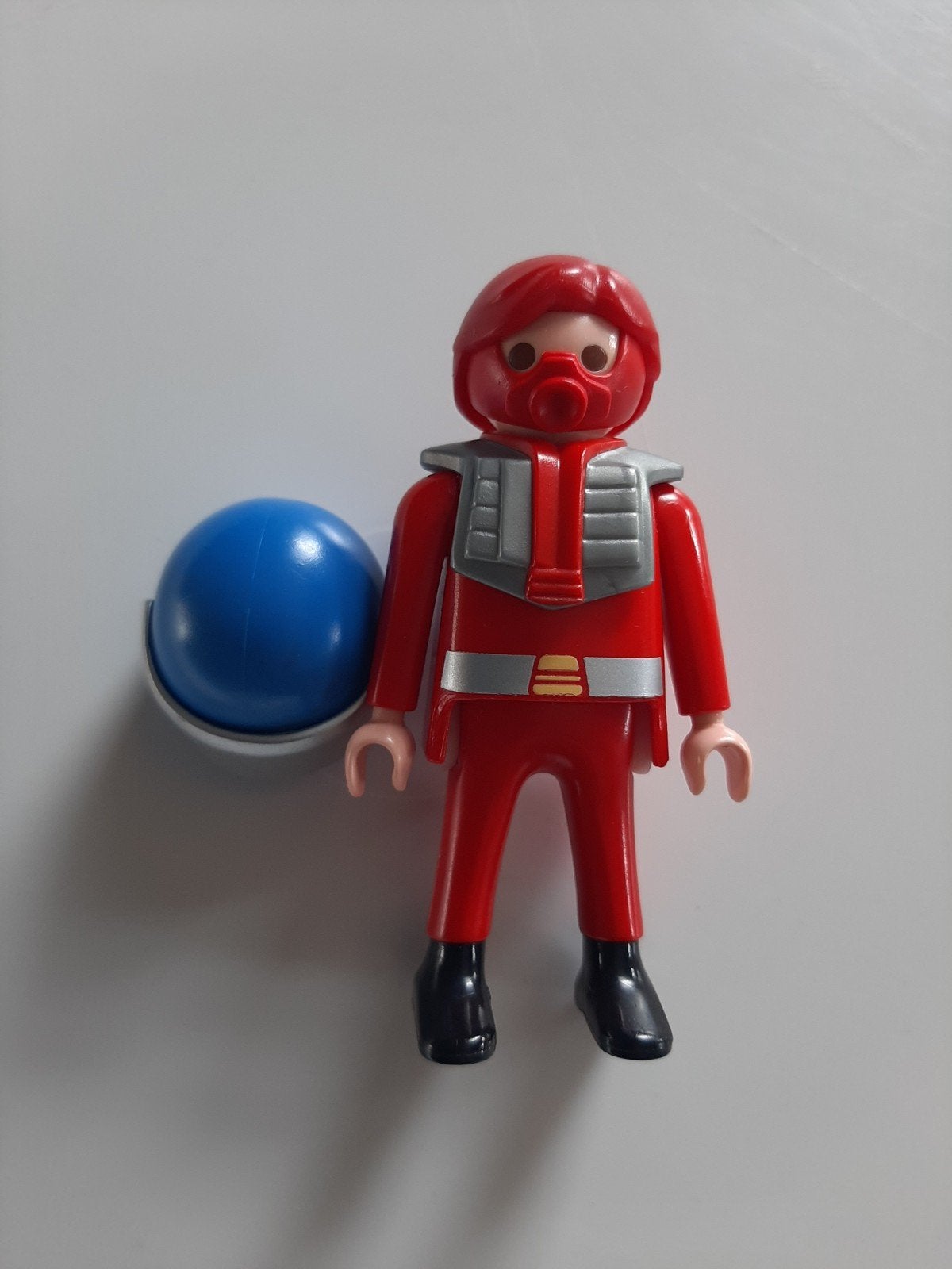 Playmobil figuur rood met helm jaartal 1997, Gebruikt, Losse onderdelen, Ophalen of Verzenden, Figuren