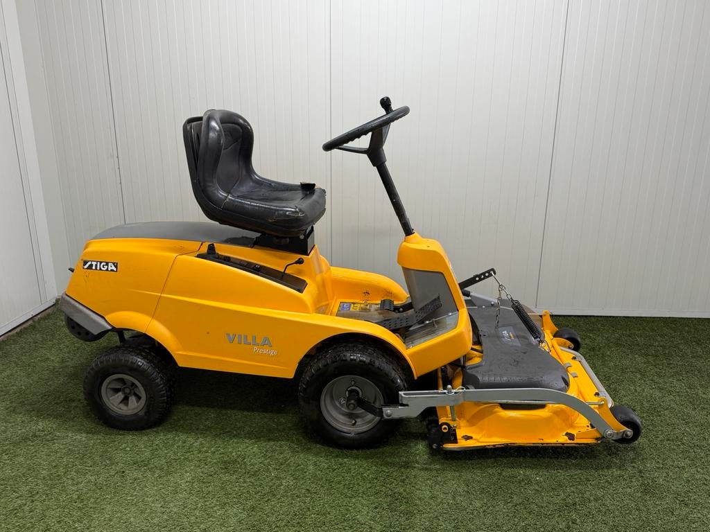 Stiga villa. Motor defect. Voorzien van een net maaidek, Tuin en Terras, Zitmaaiers, Ophalen, Zo goed als nieuw
