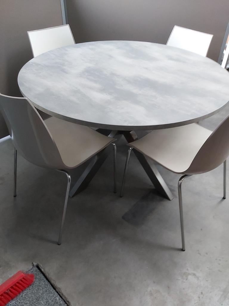 Ronde industriele tafel met metalen sterpoot, Rond, Nieuw, Vijf personen of meer, Ophalen