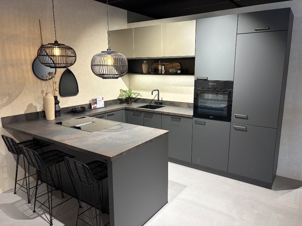 showroomkeuken Franchetti Lavazwart (L192U) 40% korting, Ophalen, U-keuken, Zwart, Nieuw