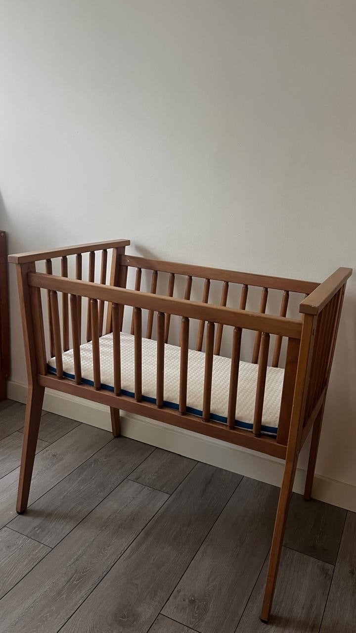 Houten wieg met matrasje, Ophalen, Gebruikt, Wieg