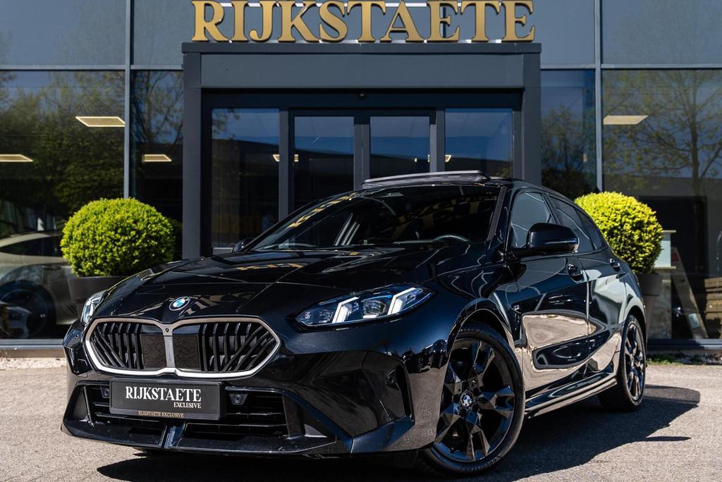 BMW 1-serie 120i M Sport Design|PANO|H&K|SFEER.|MEMORY|LEDER, Auto's, Gebruikt, 156 pk, Alcantara, Zwart