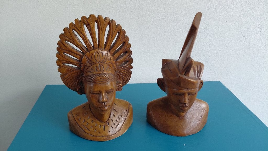 Twee antieke handgesneden houten bustes - Balinese figuren, Groep mensen, Buste, Ophalen of Verzenden, Handgemaakt