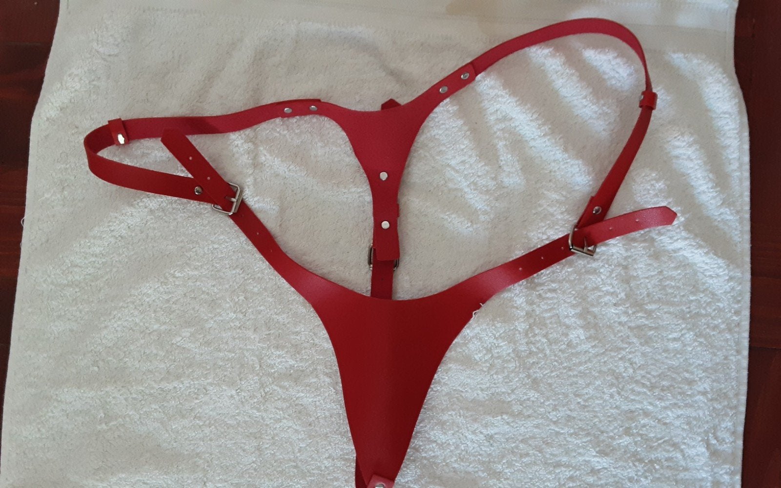 Rode Nepleren String met Gespen - Nieuw, Ophalen of Verzenden, Rood, String