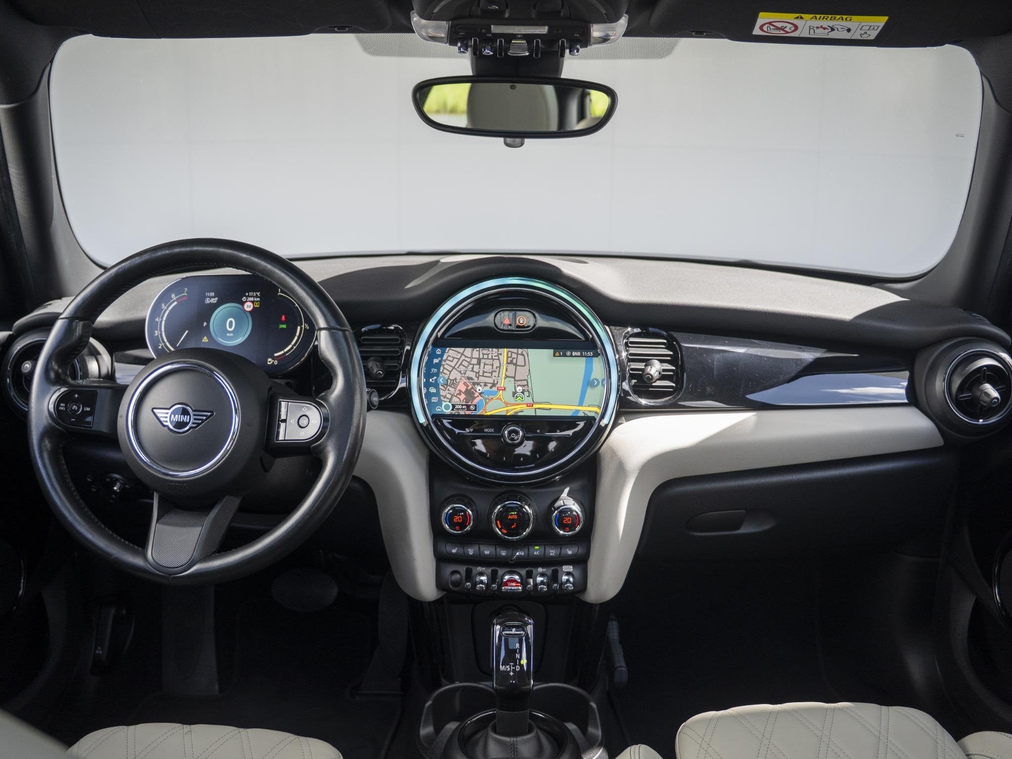 MINI 5-Deurs Cooper Aut. Classic + Comfort Plus + Panoramada, Auto's, Mini, 136 pk, Gebruikt, Met garantie (alle), Zwart