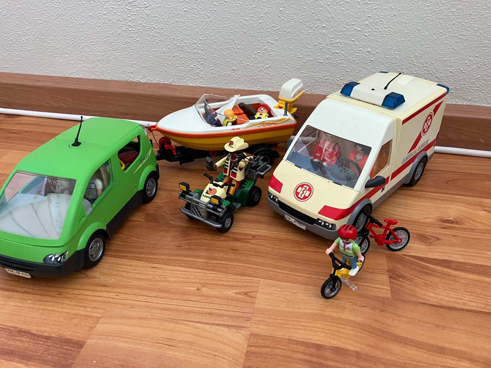 Playmobil voertuigen: ambulance, auto met boot en quad, Kinderen en Baby's, Speelgoed | Playmobil, Ophalen, Gebruikt