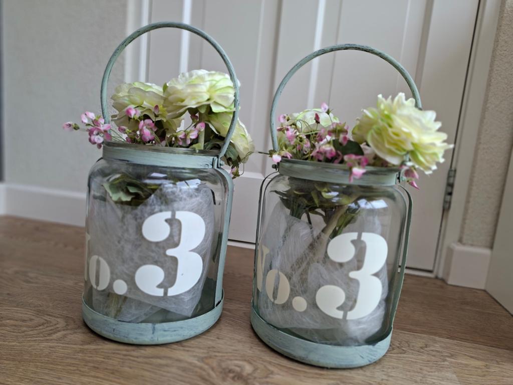 Twee glazen vazen met kunstbloemen, Huis en Inrichting, Woonaccessoires | Vazen, Ophalen