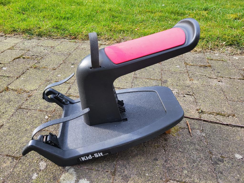 Kid-sit meerijdstoeltje/meerijdplankje (rood), Kinderen en Baby's, Kinderwagens en Combinaties, Ophalen, Gebruikt, Overige merken