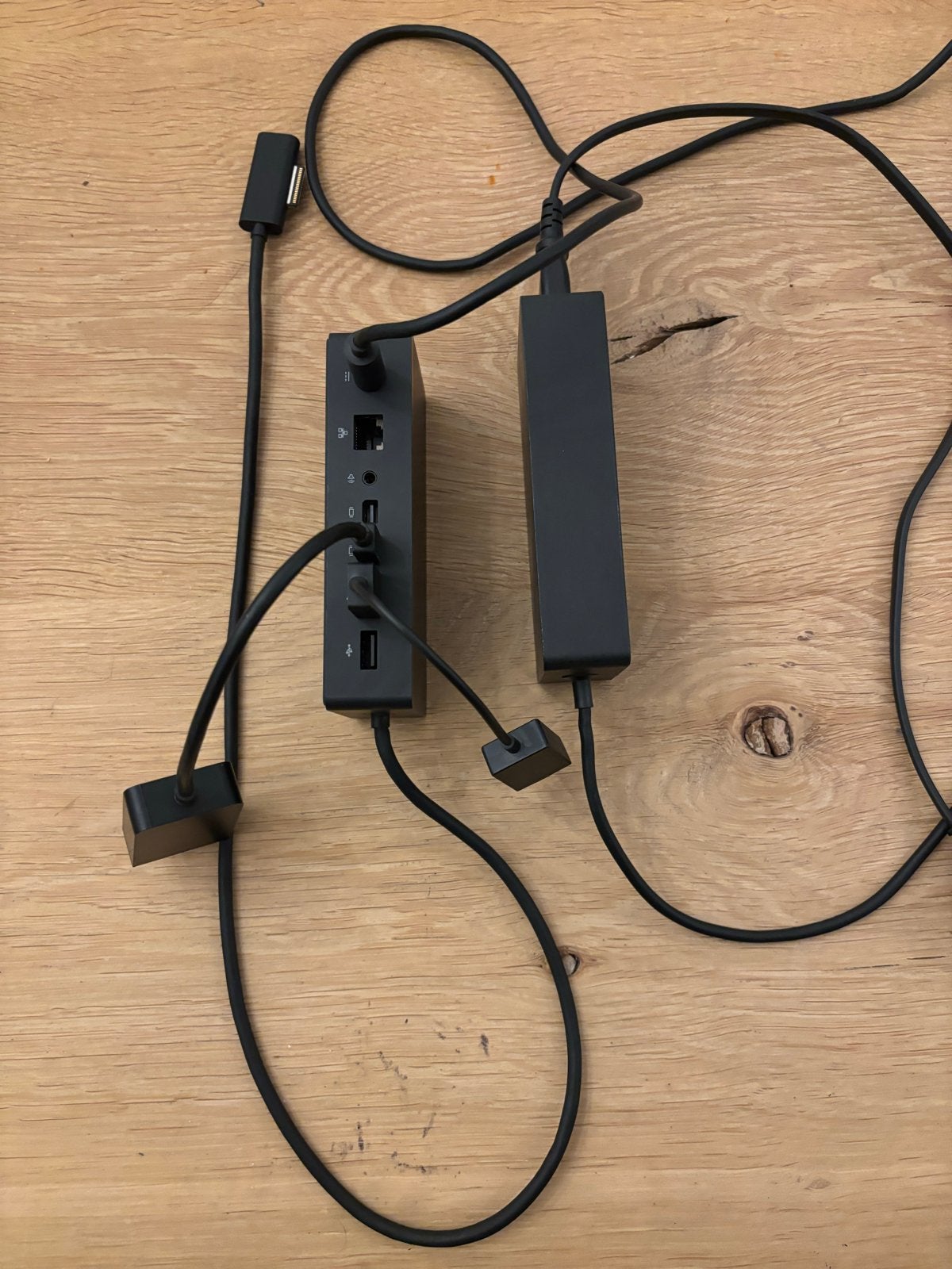 Microsoft Surface Dock 1 (1661) incl vga en usb adapters, Ophalen of Verzenden, Gebruikt, Docking station, Laptop
