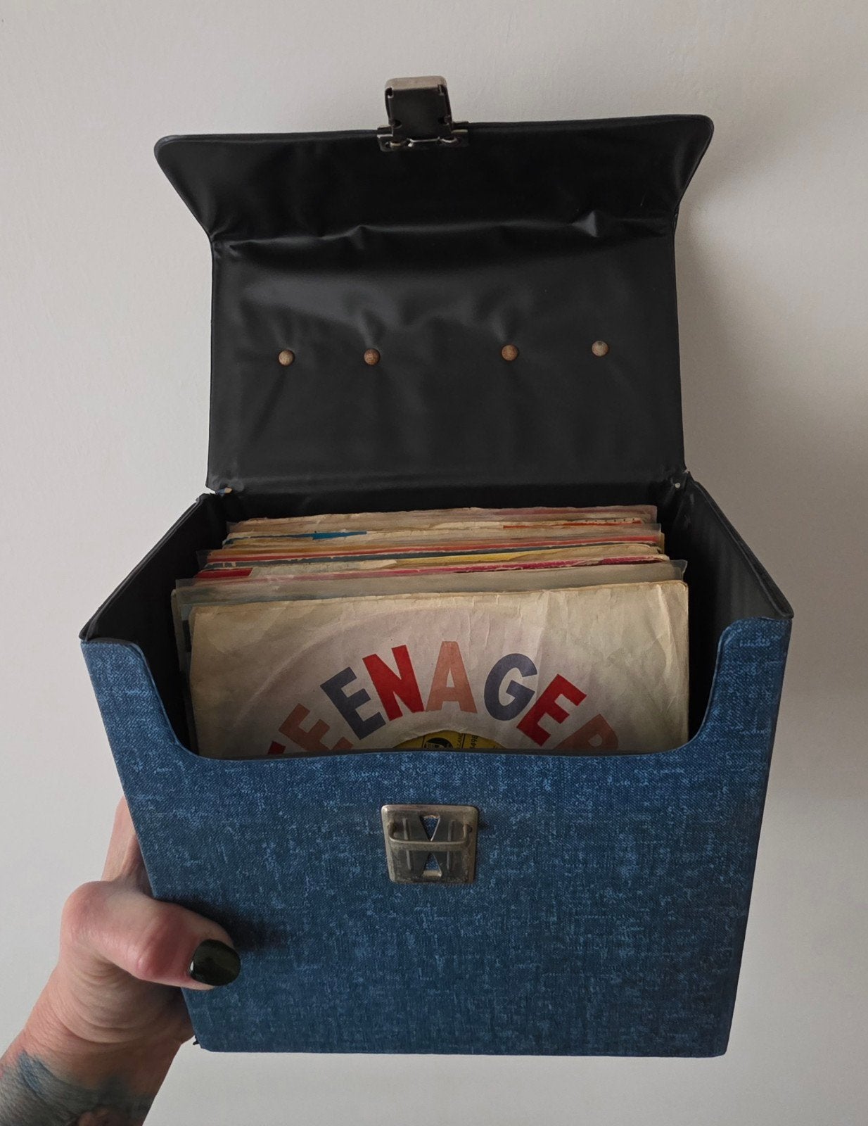 Vintage singelkoffertje met diverse singeltjes, Cd's en Dvd's, Gebruikt, 7 inch, Ophalen of Verzenden, Pop