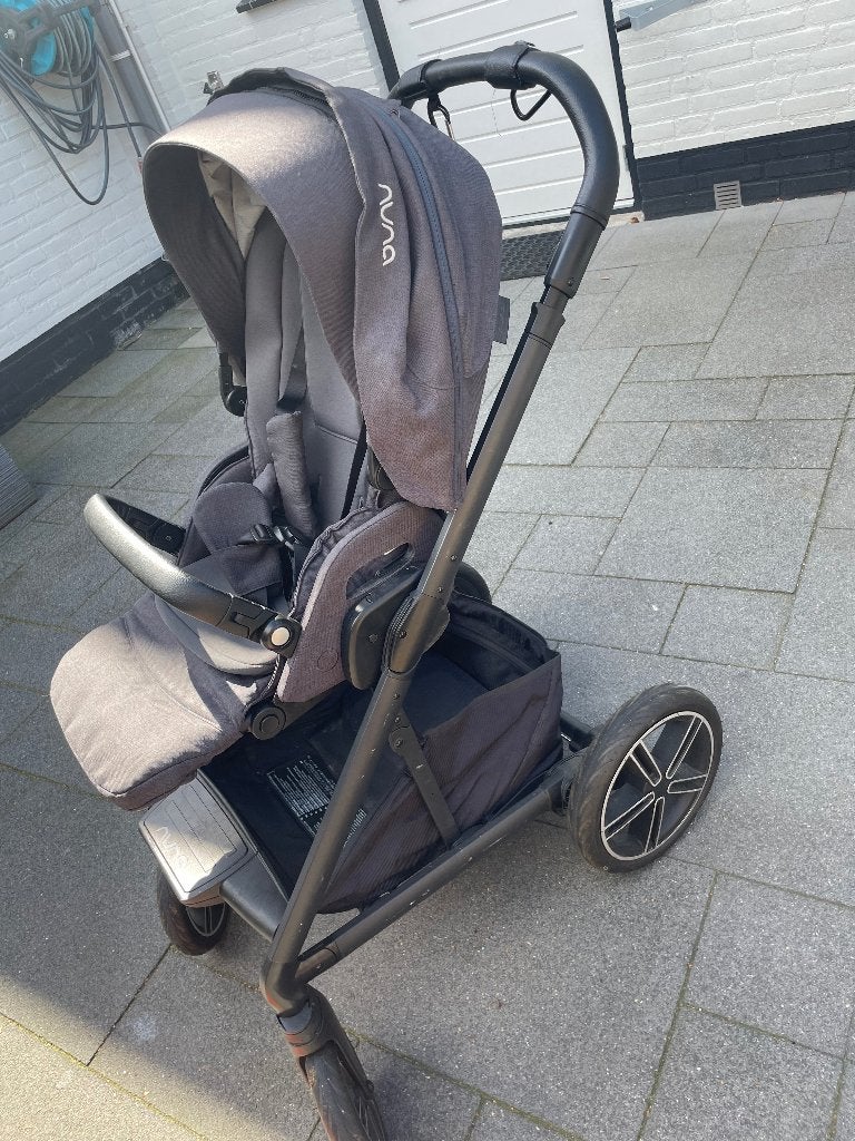 Kinderwagen nuna, Kinderen en Baby's, Kinderwagens en Combinaties, Zo goed als nieuw, Verstelbare duwstang, Ophalen, Kinderwagen