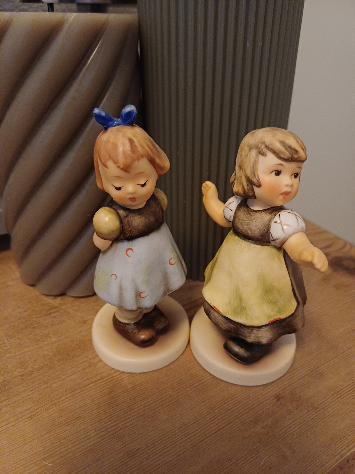 Twee Hummel beeldjes: 'Rechts of links?' en 'Meisje', Verzamelen, Ophalen of Verzenden, Gebruikt, Hummel