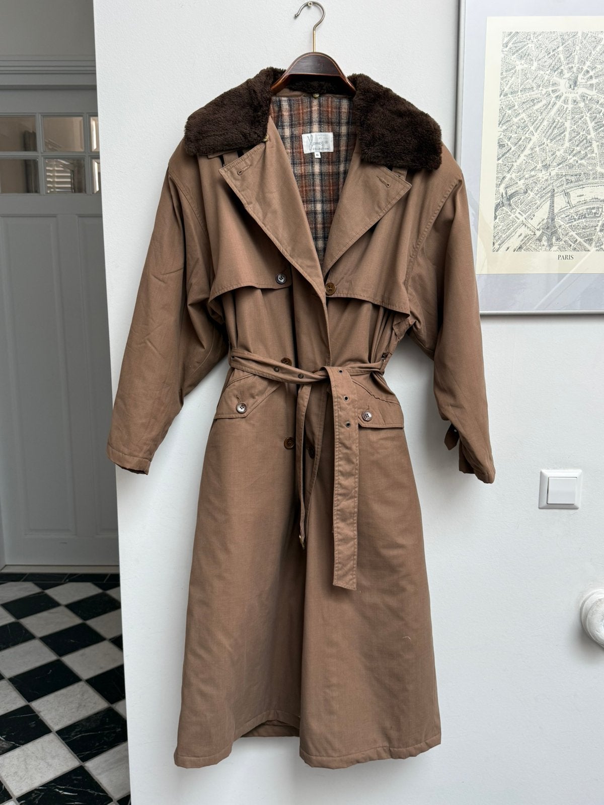 Vintage lange trenchcoat taupe met kunstbont kraag maat 42, Ophalen of Verzenden, Zo goed als nieuw, Maat 42/44 (L), Bruin