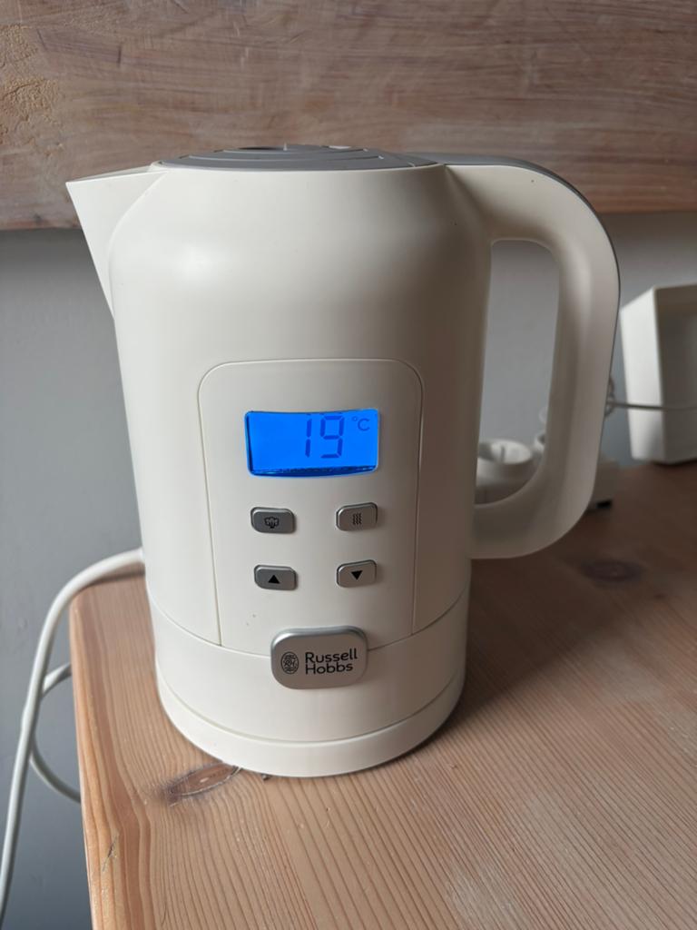 Russell Hobbs waterkoker met instelbare temperatuur, 1 tot 2 liter, Ophalen of Verzenden, Gebruikt, Draadloos
