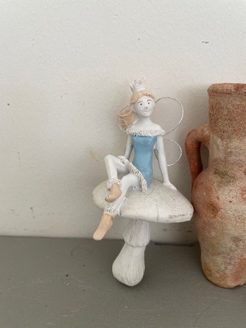 Stenen beeldje met engeltje op een paddestoel. Wit blauw., Verzamelen, Beelden en Beeldjes, Ophalen, Zo goed als nieuw, Fantasy