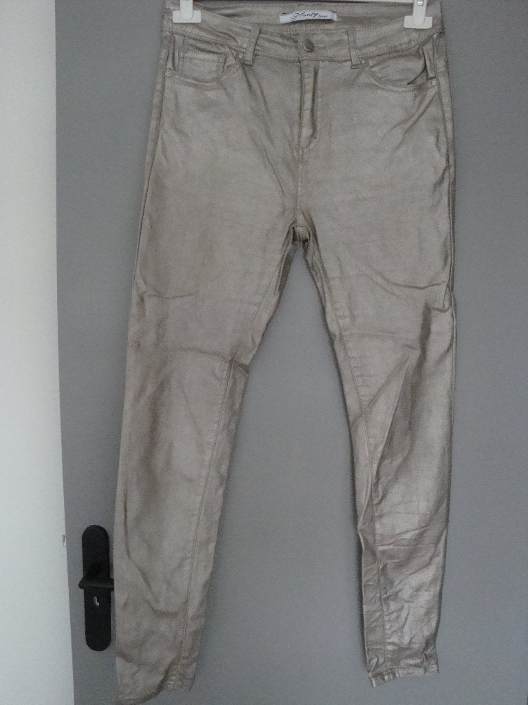 Maat 40. Lange champagne metallic NORFY spijker broek., Overige kleuren, Ophalen of Verzenden, Zo goed als nieuw, W30 - W32 (confectie 38/40)