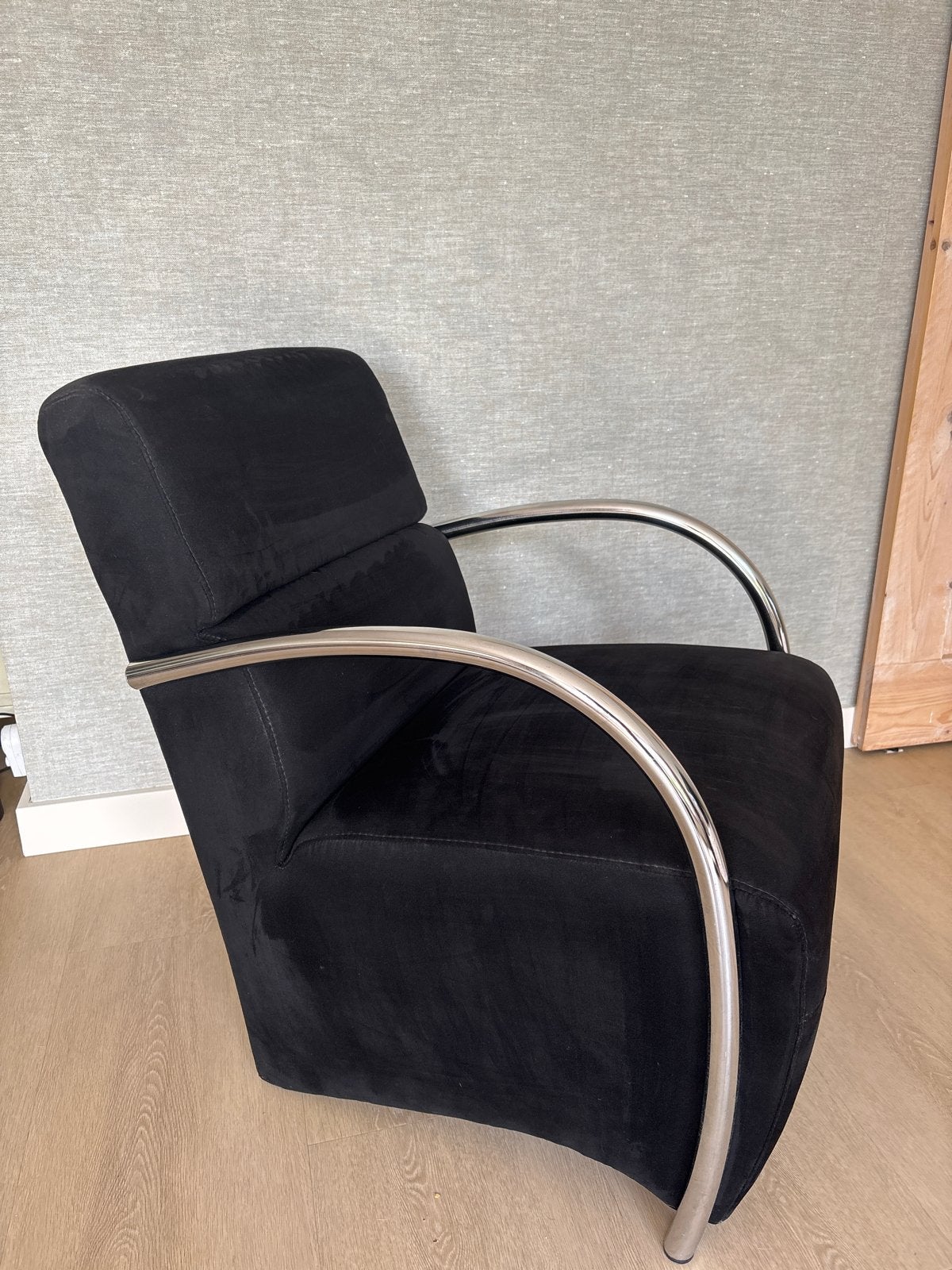 Moderne zwarte fauteuil met chromen armleuningen, Huis en Inrichting, Ophalen, Gebruikt, Zwart, Metaal
