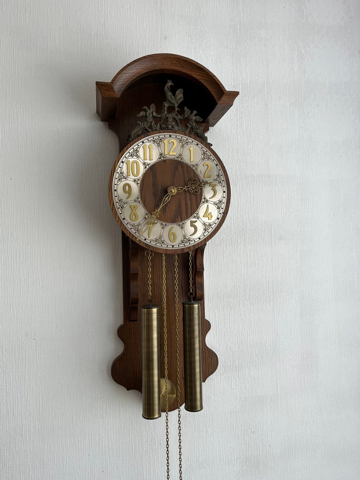 Eiken hangklok met messing haantje en details1980’s, Huis en Inrichting, Ophalen, Analoog, Met gewichten, Wandklok
