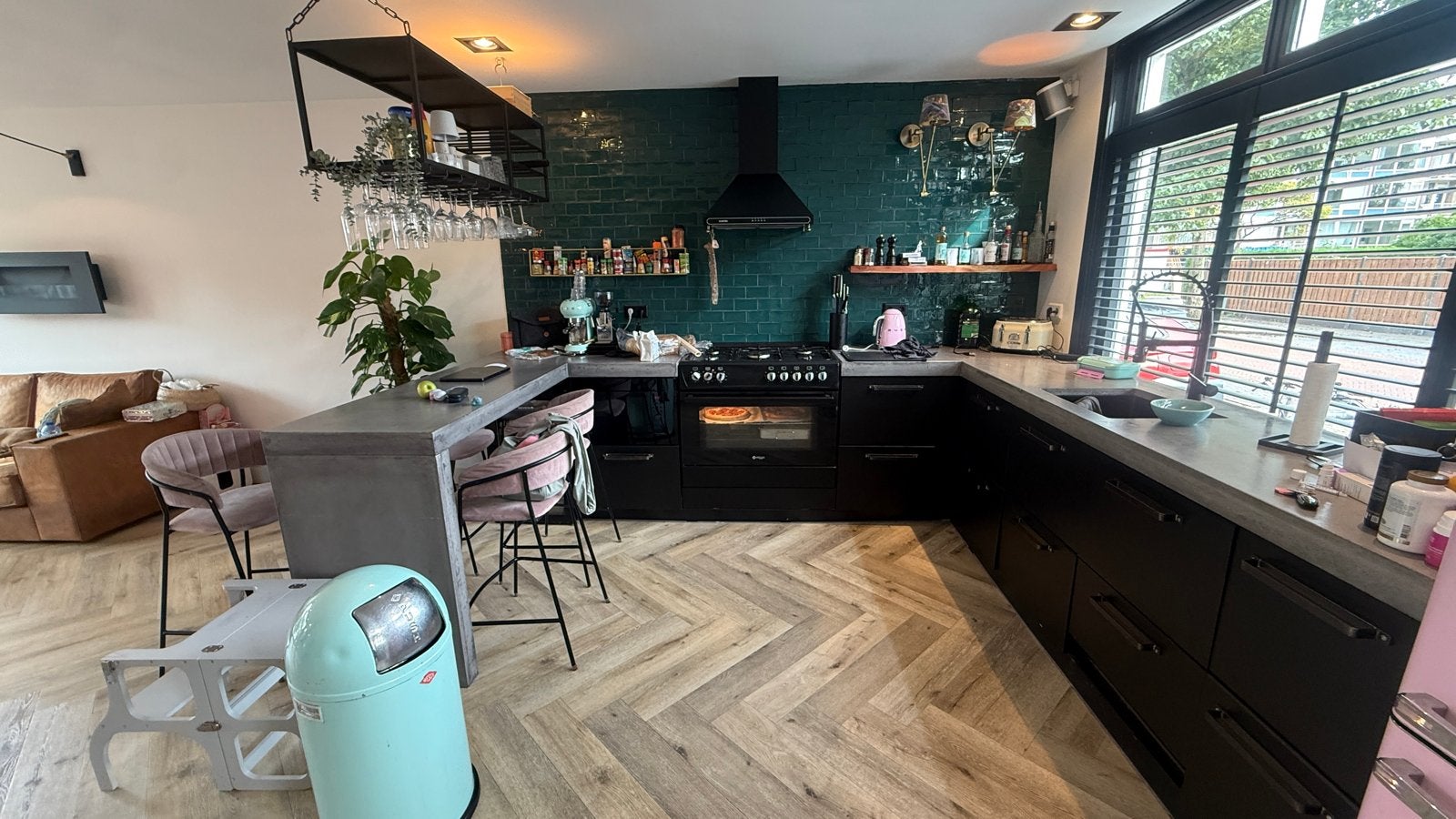 Moderne hoekkeuken met bar en betonnen blad, Huis en Inrichting, Ophalen, Gebruikt, Zwart, Hoekkeuken