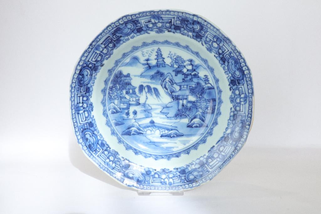 Een octogonaal Chinees porseleinen bordje, Ophalen of Verzenden