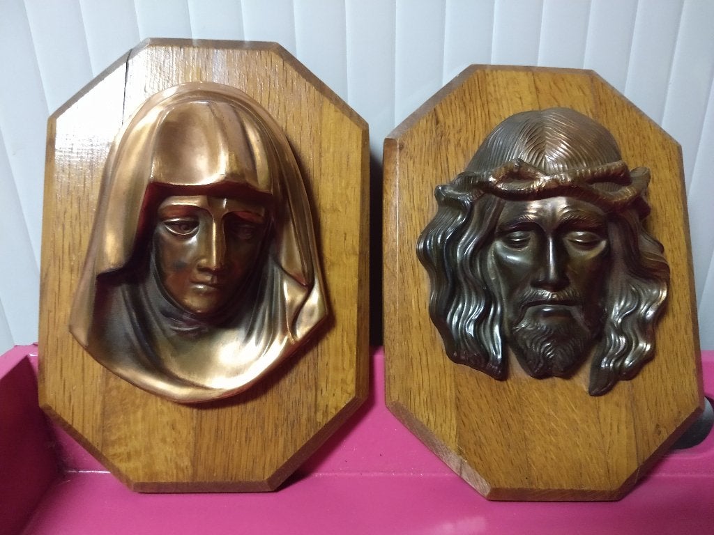 Bronzen hoofden jezus en maria op houten plank. Prijs per st, Ophalen of Verzenden
