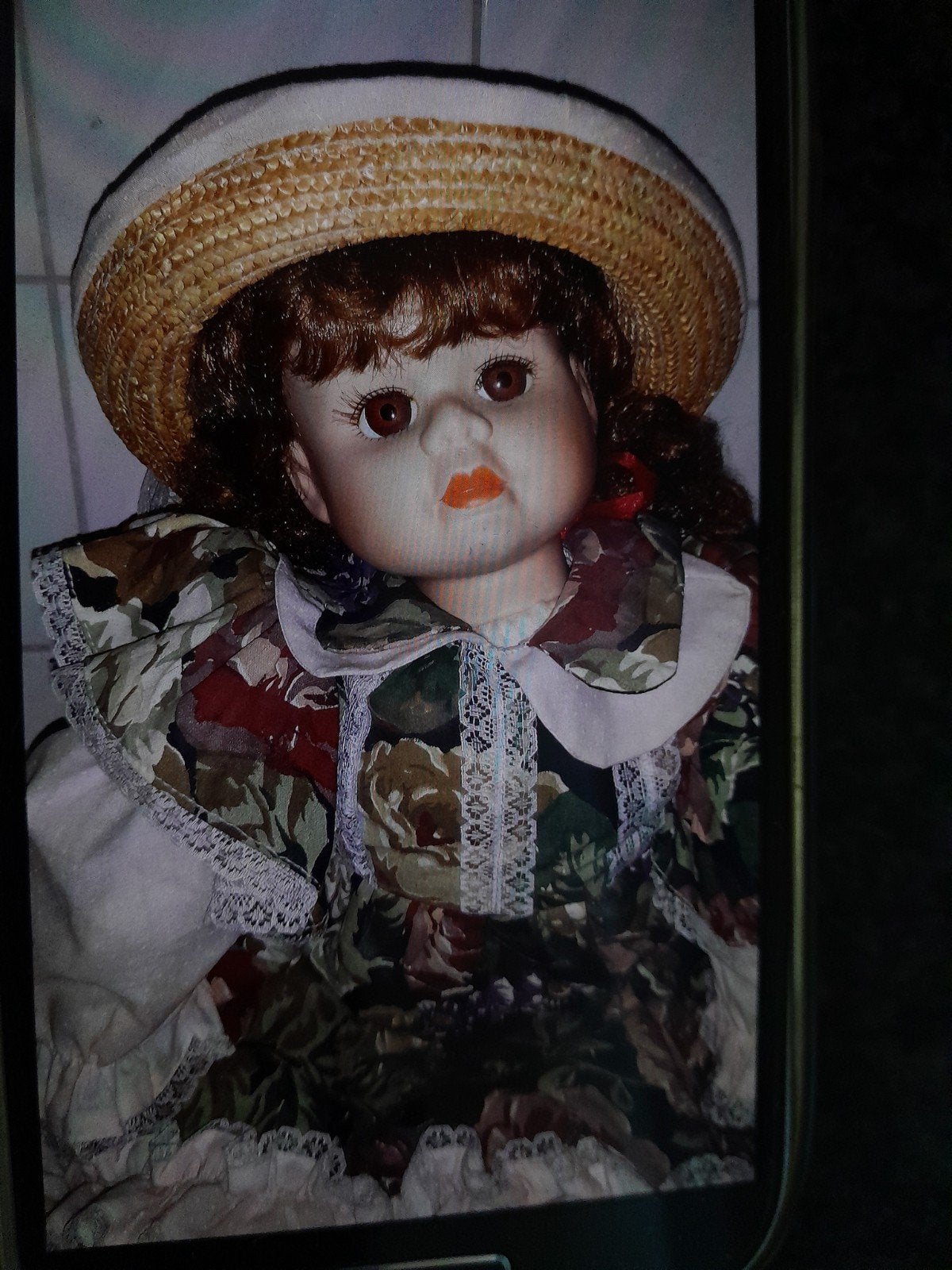 Vintage porseleinen pop met strohoed en bloemenjurk, Ophalen of Verzenden, Gebruikt, Pop