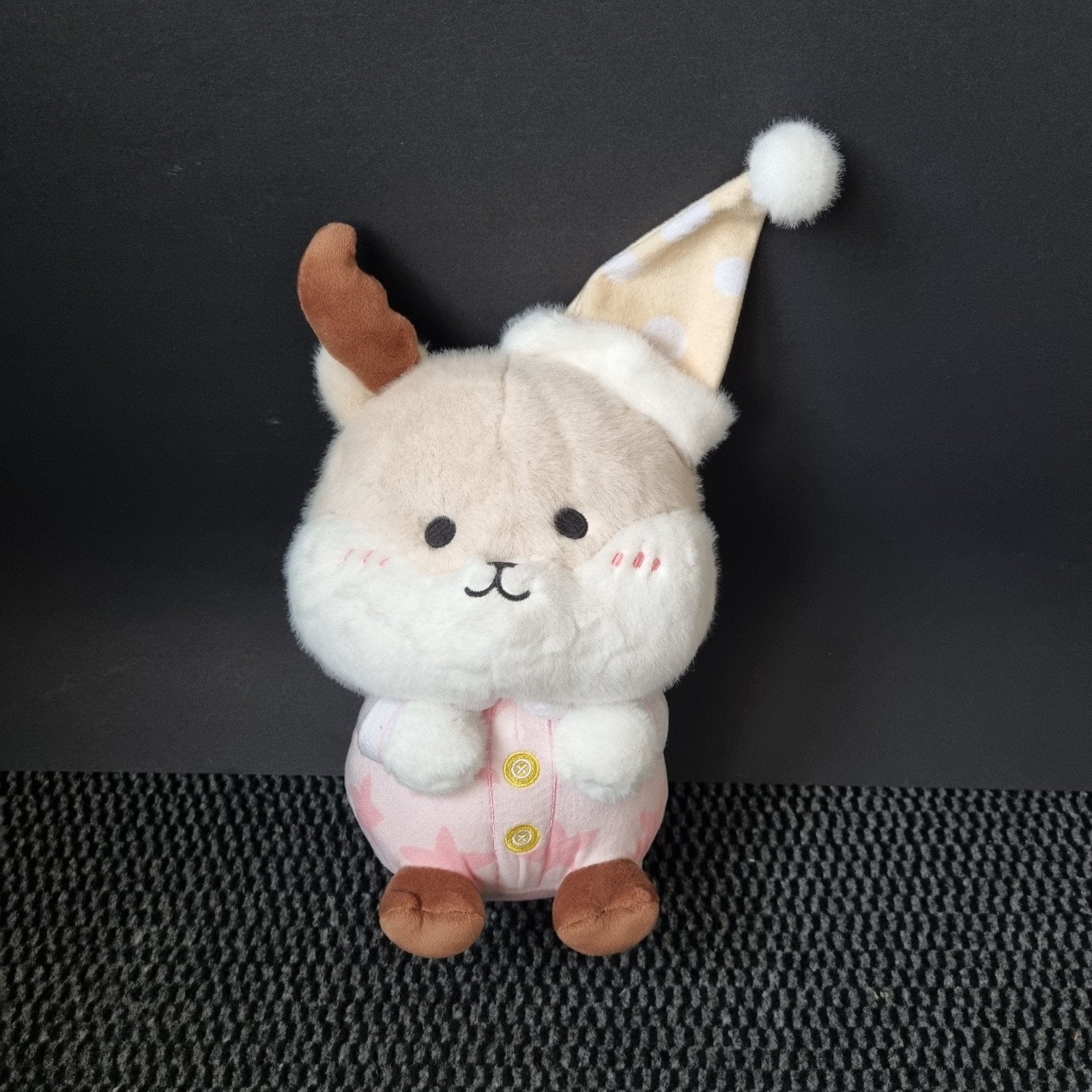 kawaii konijn knuffel met pyjama en slaapmuts, Kinderen en Baby's, Ophalen of Verzenden, Konijn