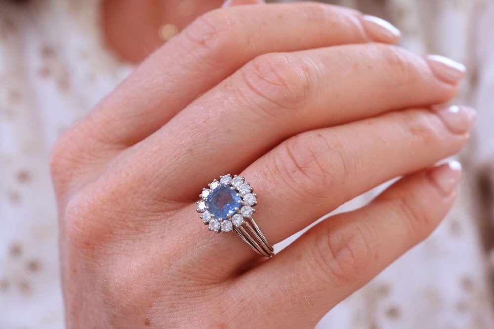 Royal Blue | 18 Karaat Entourage Ring I Saffier en Diamanten, Sieraden, Tassen en Uiterlijk, Ringen, Blauw, Nieuw, Ophalen of Verzenden