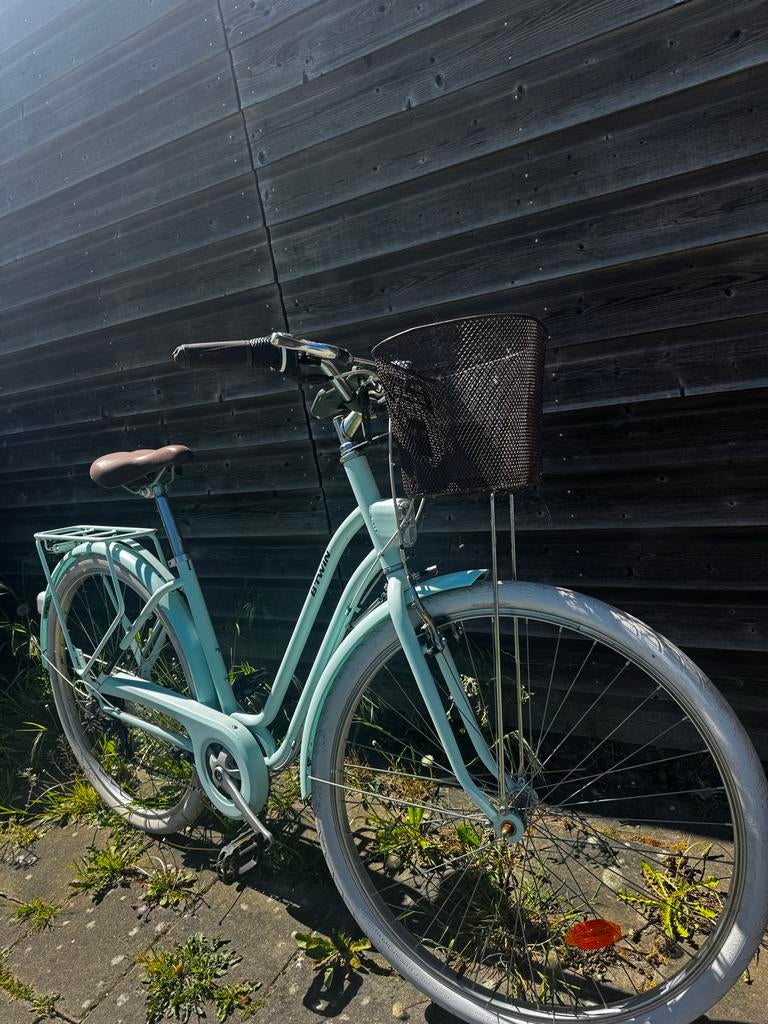 Btwin stadsfiets dames - lichtblauw met mand, Fietsen en Brommers, Fietsen | Dames | Damesfietsen, Overige merken, Velgrem, Ophalen of Verzenden
