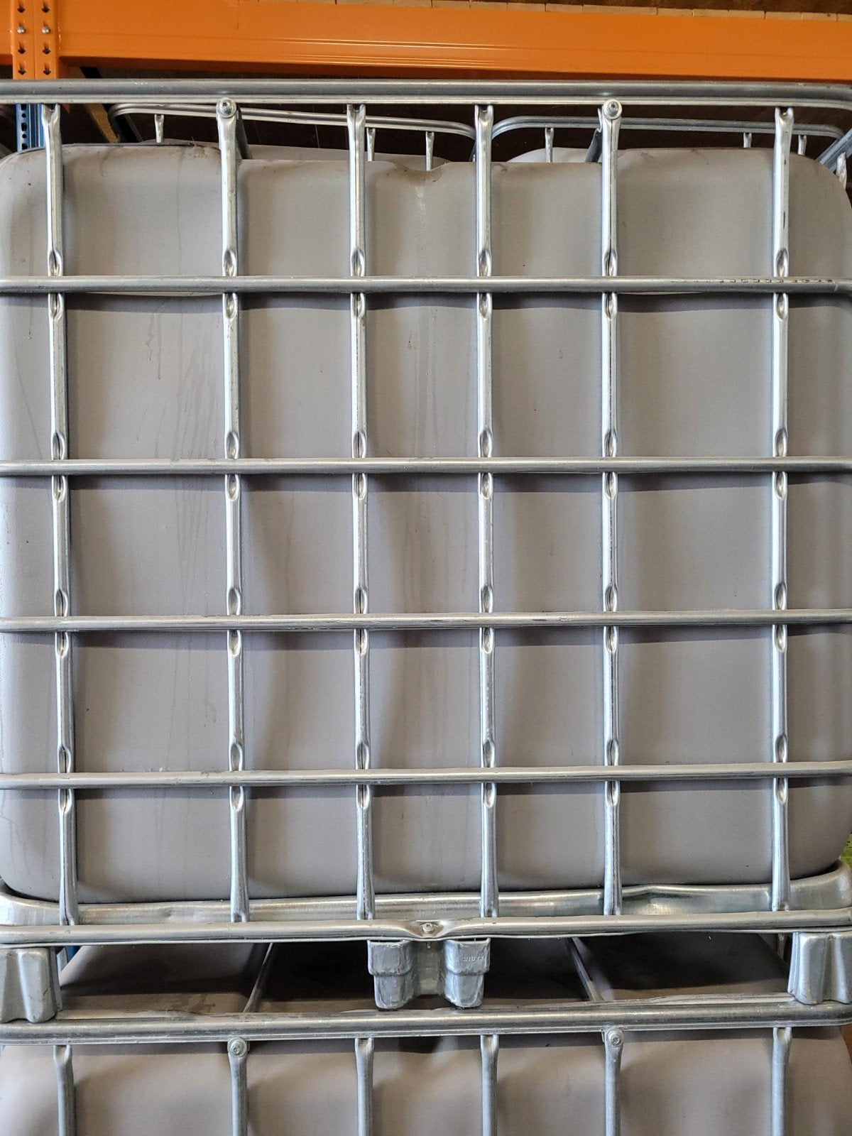 2x zwarte IBC incl. rek, 150 liter of meer, Ophalen, Gebruikt