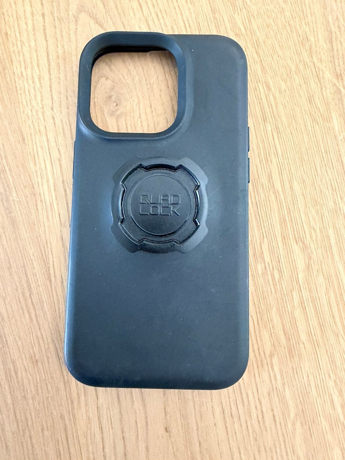 Iphone 15 Pro Quad lock en Spigen hoes (+ screenprotector), Quad Lock, Ophalen of Verzenden, Zo goed als nieuw, Inclusief screenprotector