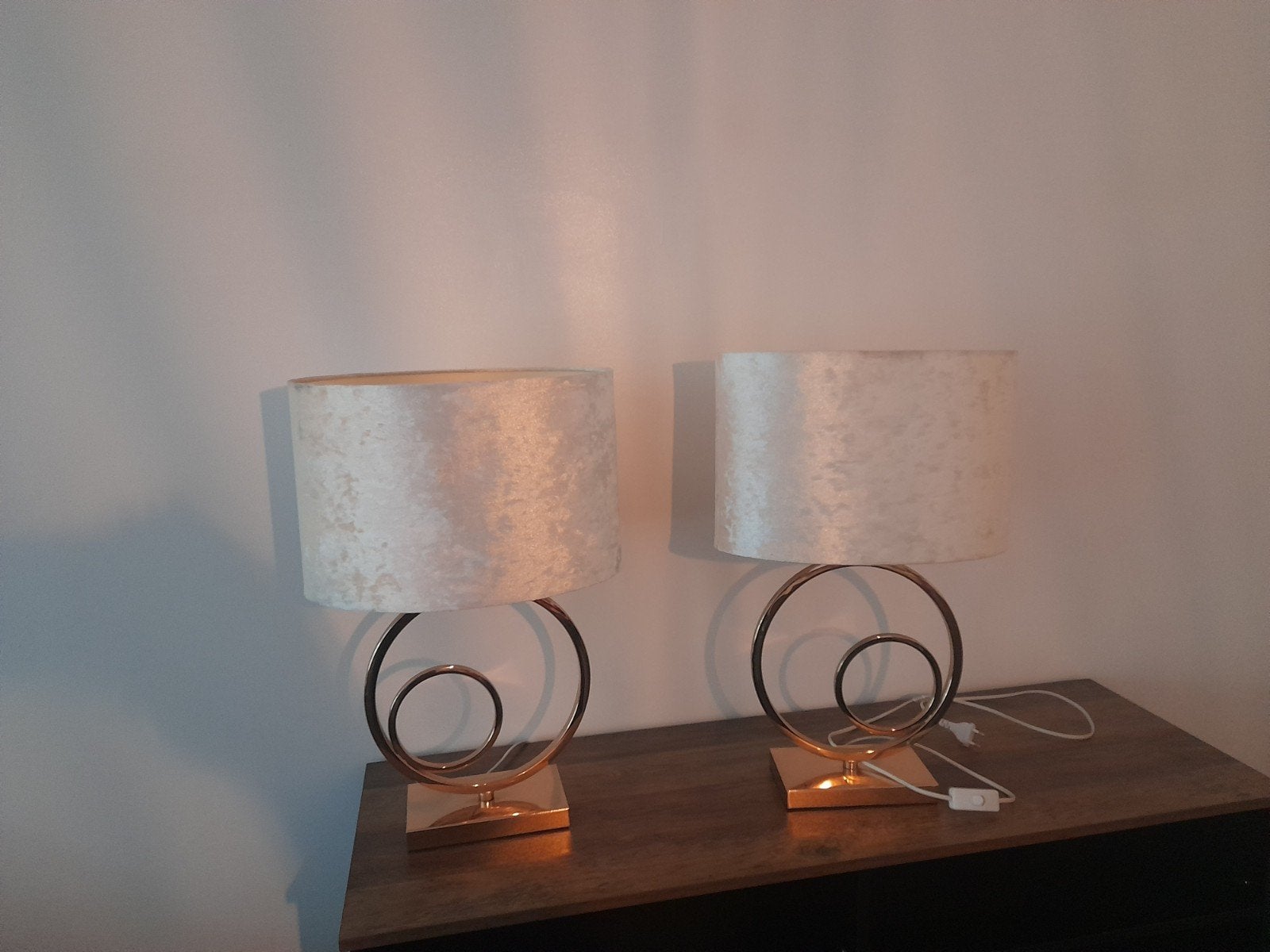 2 moderne tafellampen met gouden voet en crèmekleurige kap, Ophalen, Goud, Metaal, Met kap