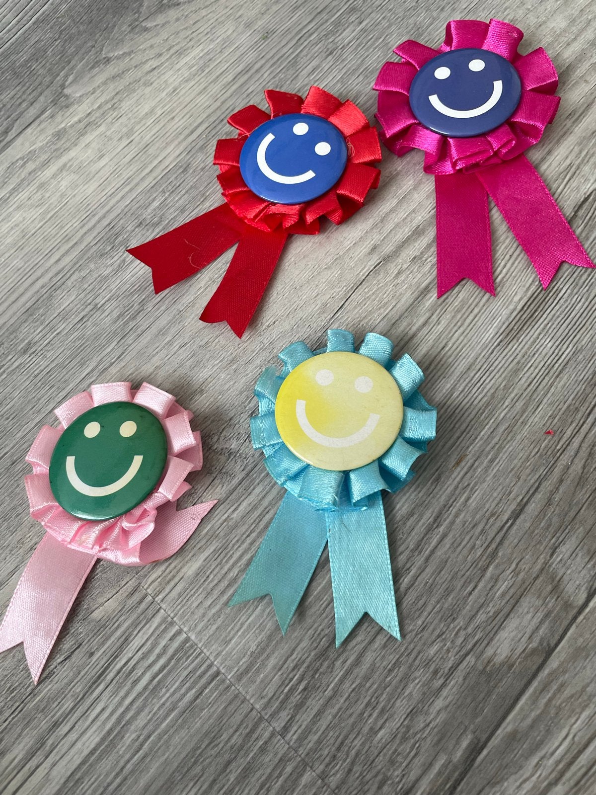 Vrolijke Smiley Rozetten - Feestelijke Speldjes, Ophalen of Verzenden, Zo goed als nieuw, Feestartikel, Verjaardag