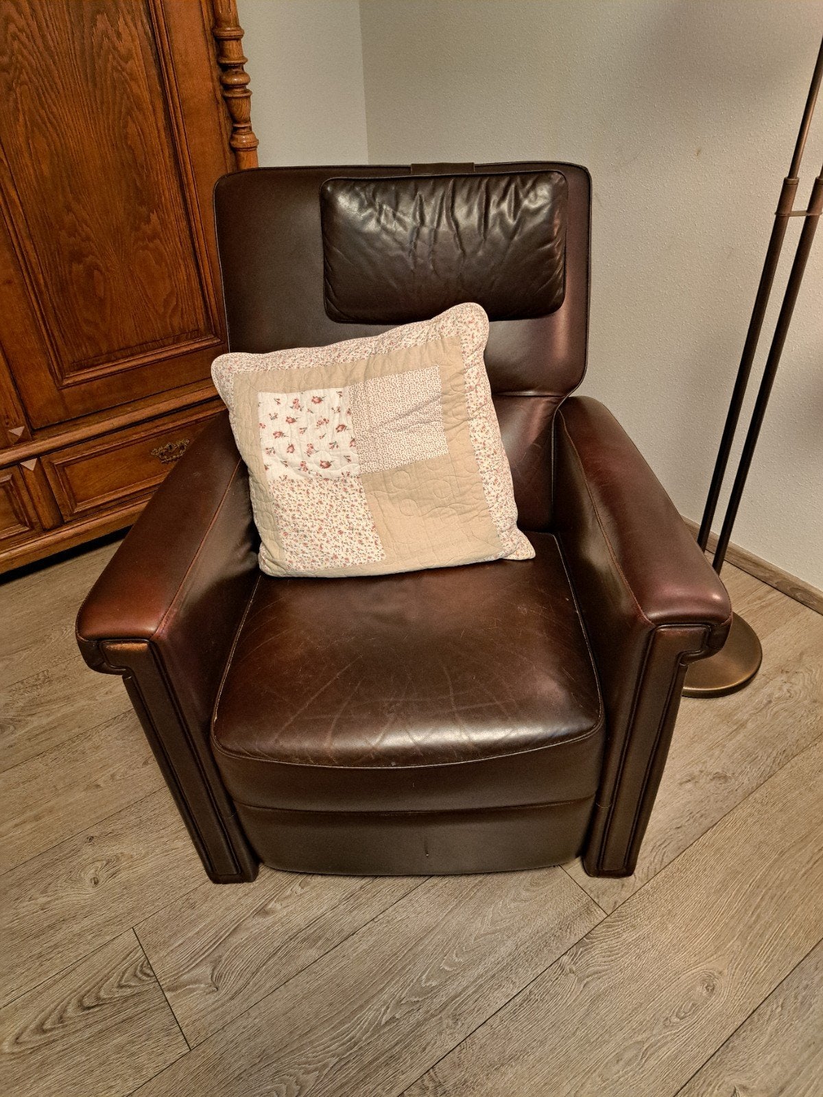 Donkerbruine relaxfauteuil met afstandsbediening, Huis en Inrichting, Ophalen, Gebruikt, 75 tot 100 cm, Leer