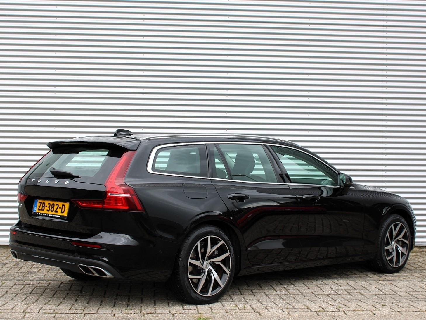 Volvo V60 2.0 T5 Momentum Automaat / Leder interieur / Trekh, Euro 6, 4 cilinders, Zwart, 93 €/maand
