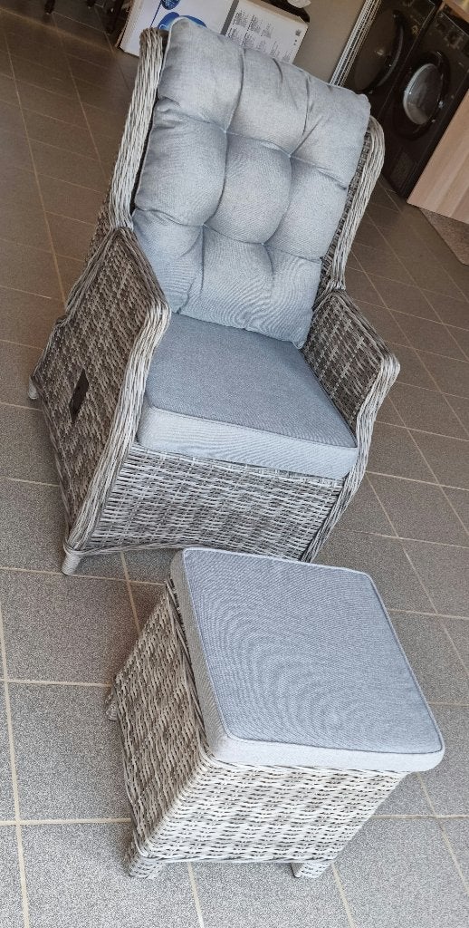 Grijze wicker verstelbare tuinstoel met voetenbankje, Tuin en Terras, Tuinstoelen, Ophalen, Zo goed als nieuw, Wicker, Verstelbaar