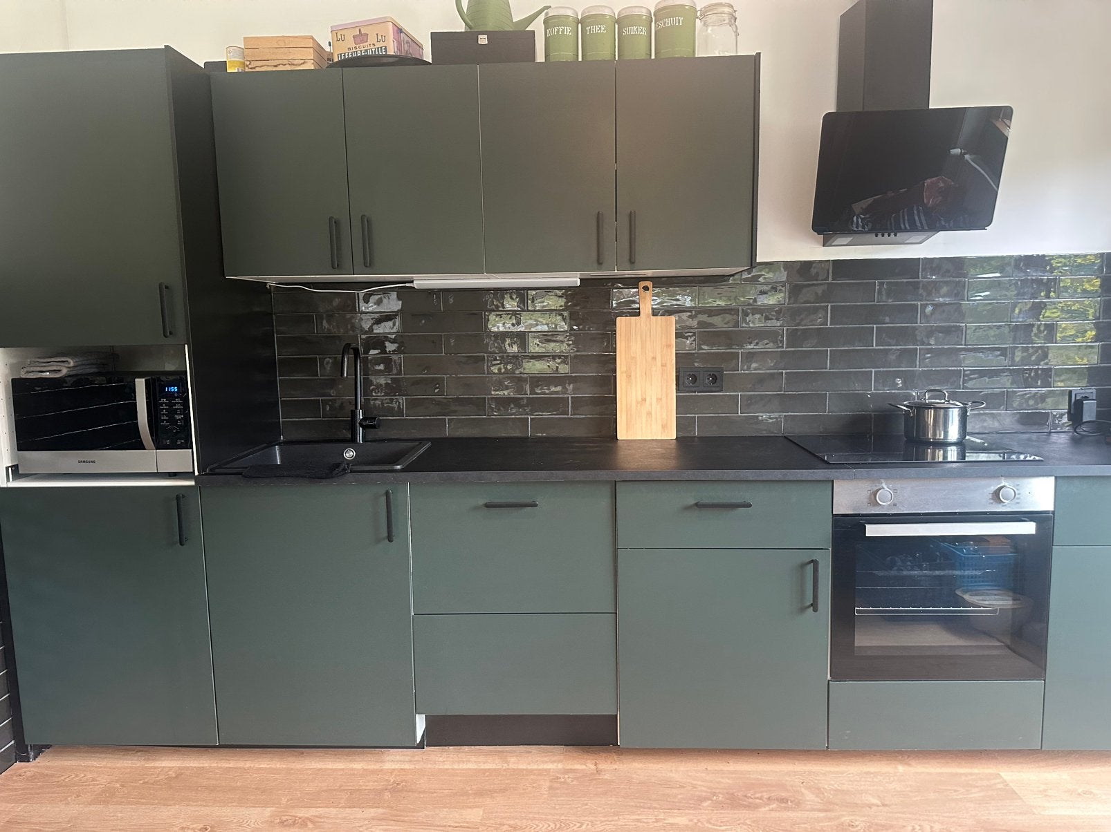 Moderne Ikea donkergroene keuken met inbouwapparatuur, Huis en Inrichting, Ophalen, Gebruikt, Enkelwandige keuken, Kunststof
