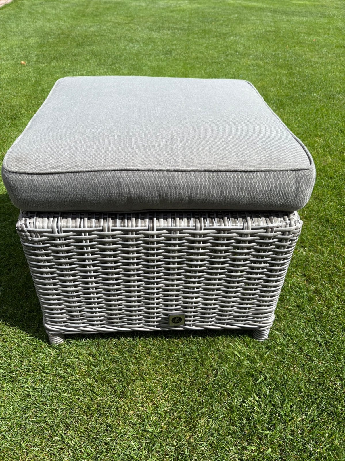 Hocker grijs wicker met dik kussen le sud voetenbankje, Ophalen, Zo goed als nieuw
