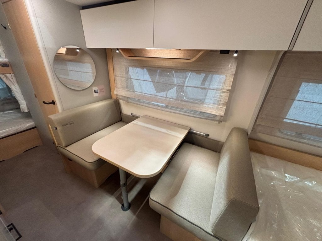 LMC Style 490 K model 2027, stapelbed, Caravans en Kamperen, Caravans, Dwarsbed, Schokbreker, Bedrijf, Treinzit