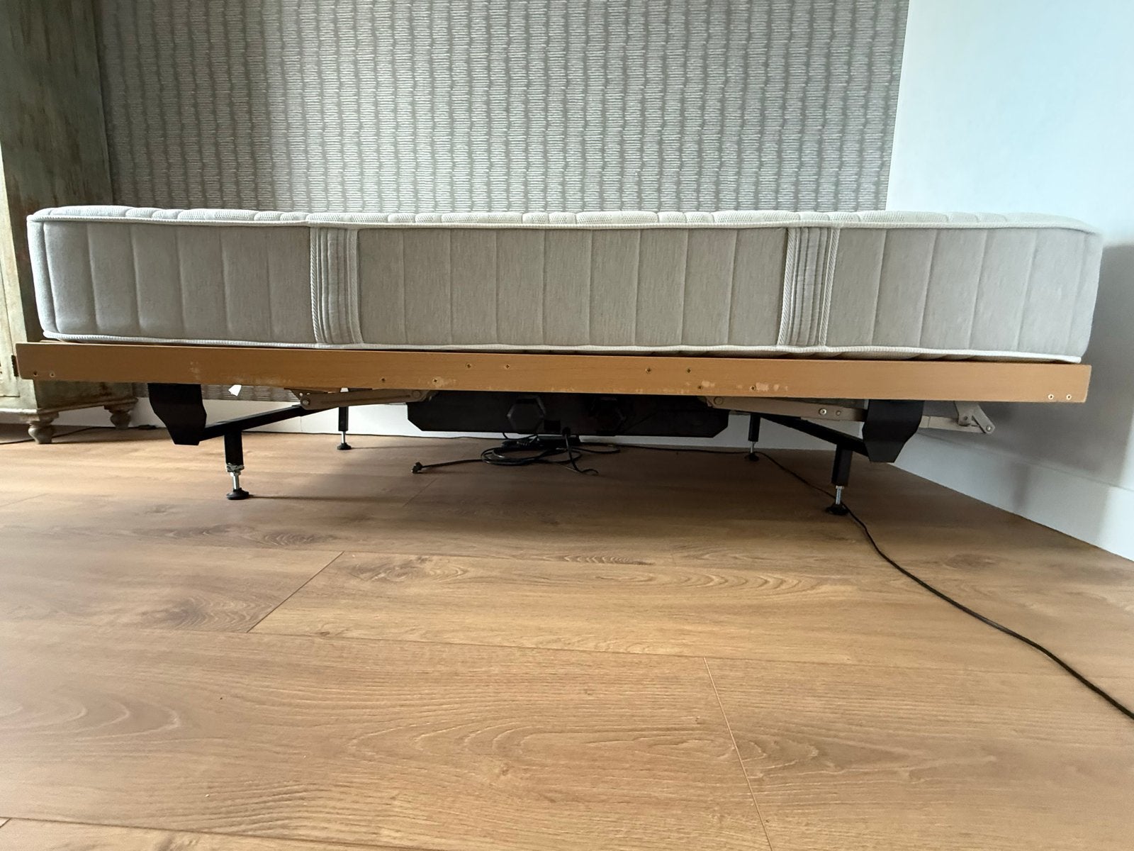 Verstelbaar eenpersoonsbed met matras als logeerbed gebruikt, Huis en Inrichting, Slaapkamer | Bedden, Ophalen, 90 cm, Eenpersoons