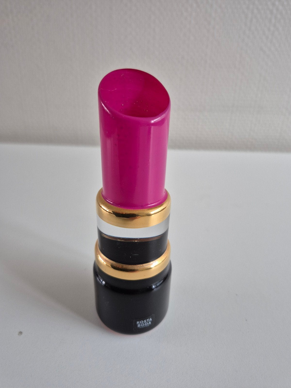 Kosta Boda Lippenstift Sculptuur - Roze/Zwart/Goud, Ophalen of Verzenden, Object, Glas, Gemerkt