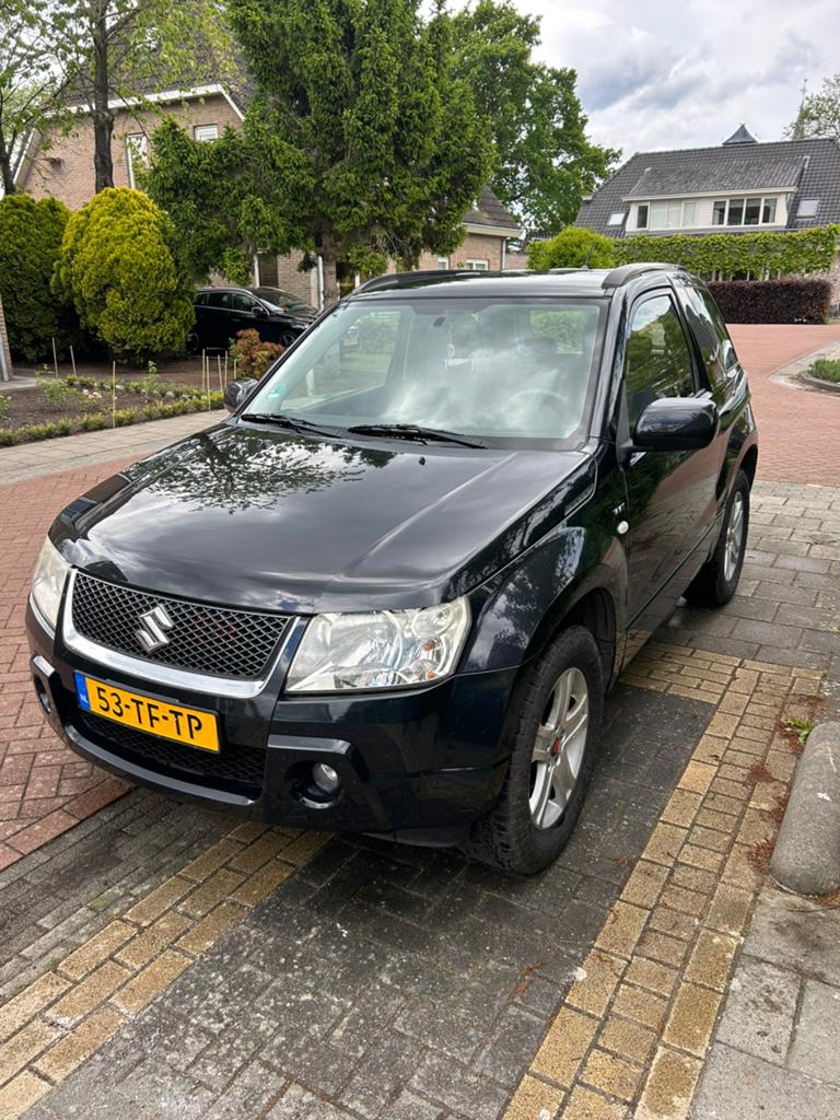 Suzuki Grand Vitara 1.6 3D, 1345 kg, 4 cilinders, Zwart, Handgeschakeld