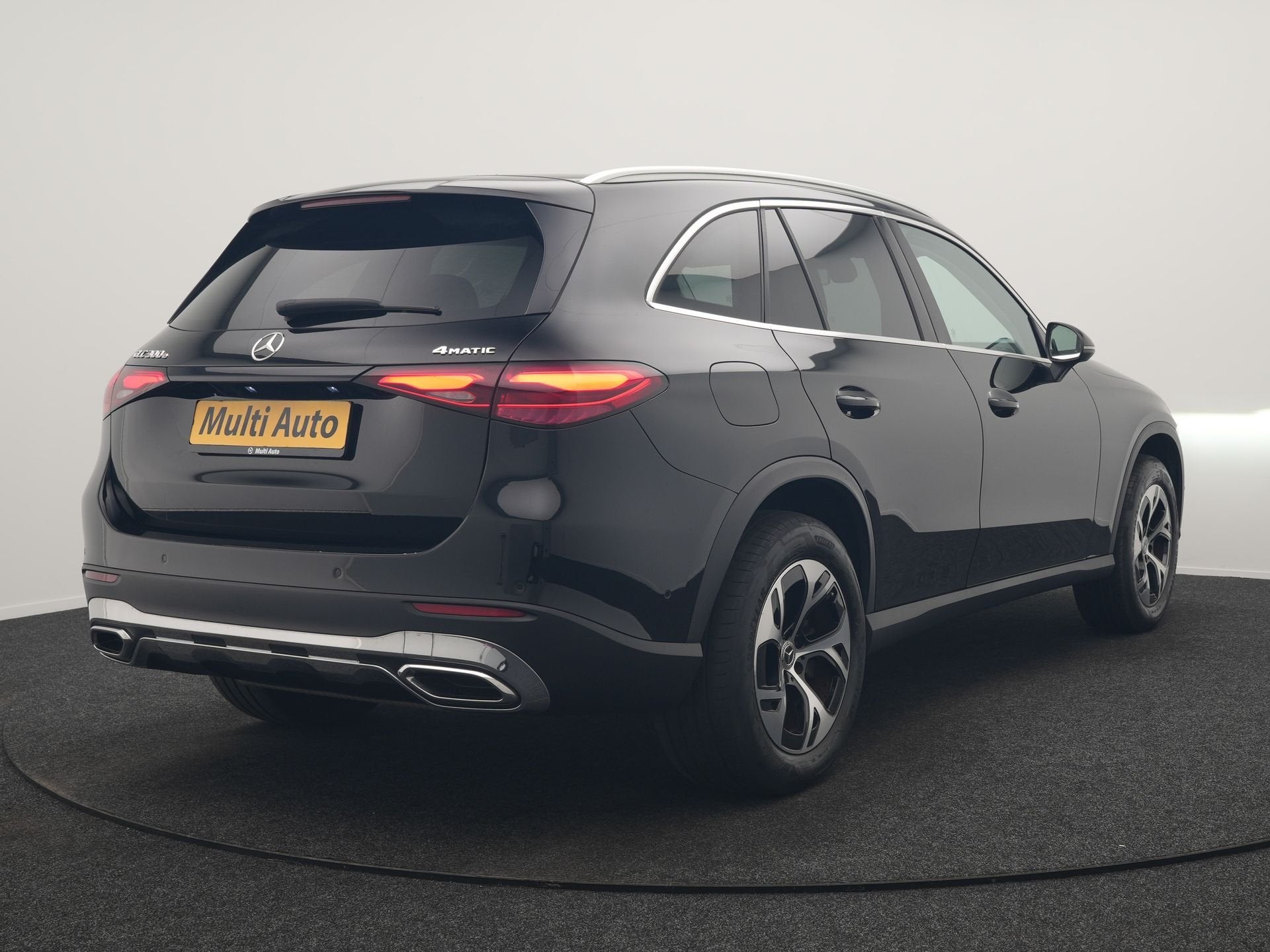 Mercedes-Benz GLC 300e 4MATIC Avantgarde PHEV 313pk Dealer O, Auto's, Mercedes-Benz, Gebruikt, Zwart, Zwart, Vierwielaandrijving