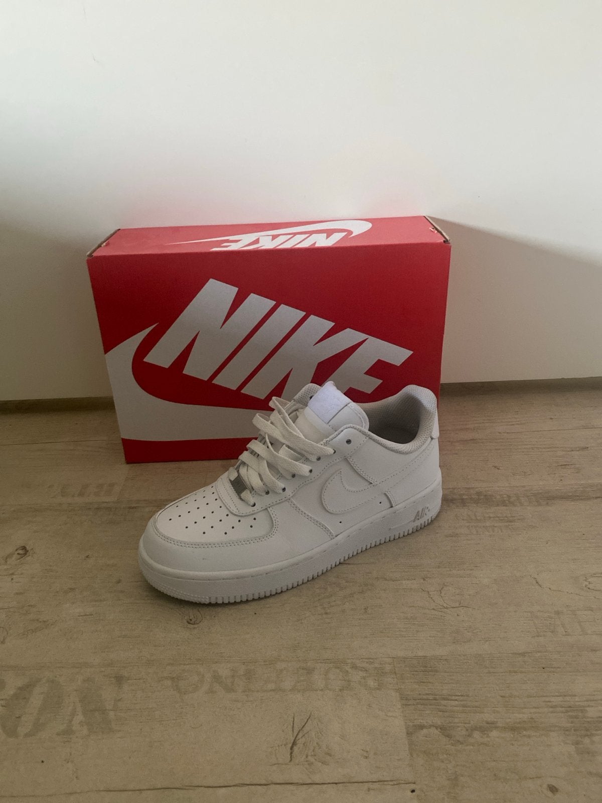 Nike Air Force 1 - Wit (Vervangende doos), Kleding | Dames, Schoenen, Ophalen of Verzenden, Gedragen, Wit, Sneakers of Gympen