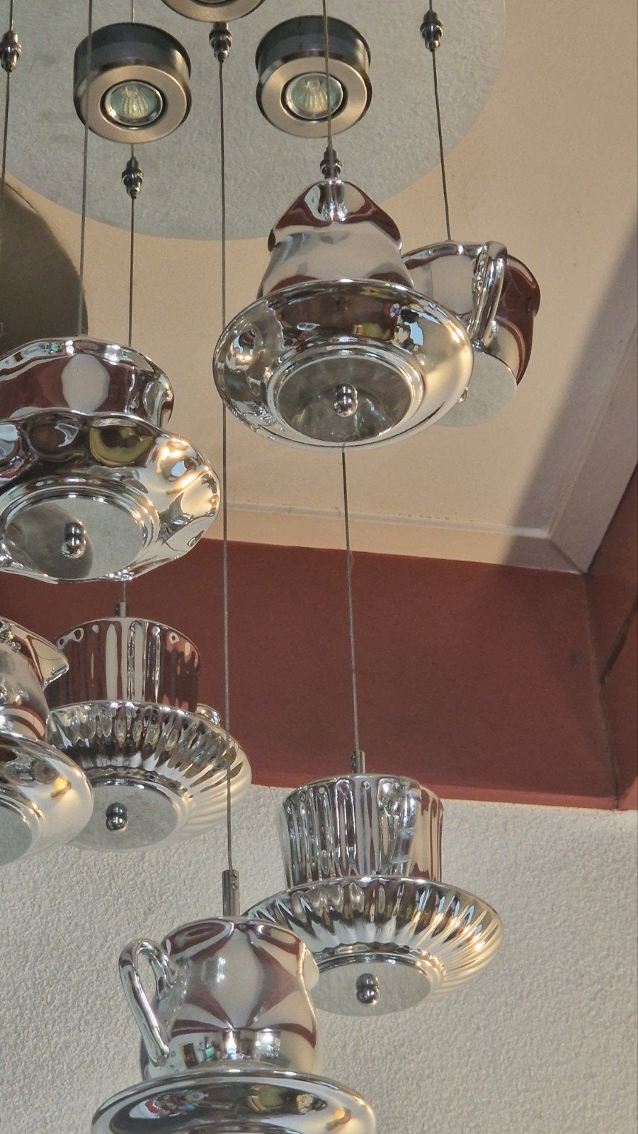 Unieke hanglamp met kopjes en schotels design, Ophalen of Verzenden, Zo goed als nieuw, Metaal, Modern, Speels, Uniek