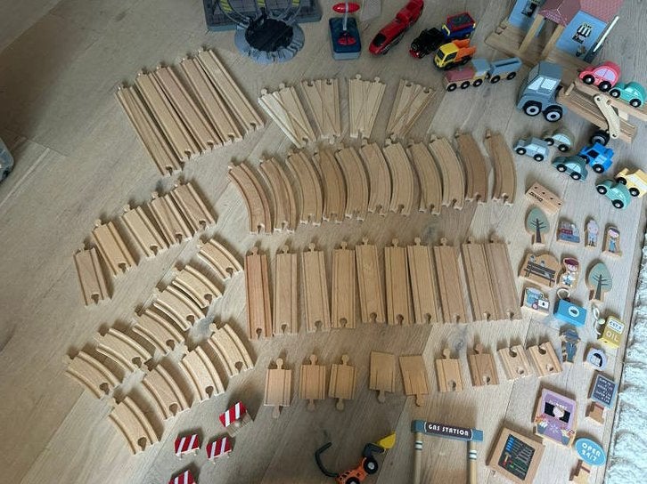 Houten treinbaan + garage + bestuurbare trein, Kinderen en Baby's, Speelgoed | Houten speelgoed, Ophalen, Zo goed als nieuw