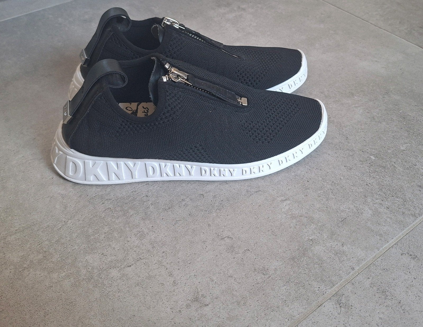 DKNY zwarte sneakers met rits maat 38 - nieuwstaat, Zwart, DKNY, Ophalen of Verzenden, Sneakers of Gympen