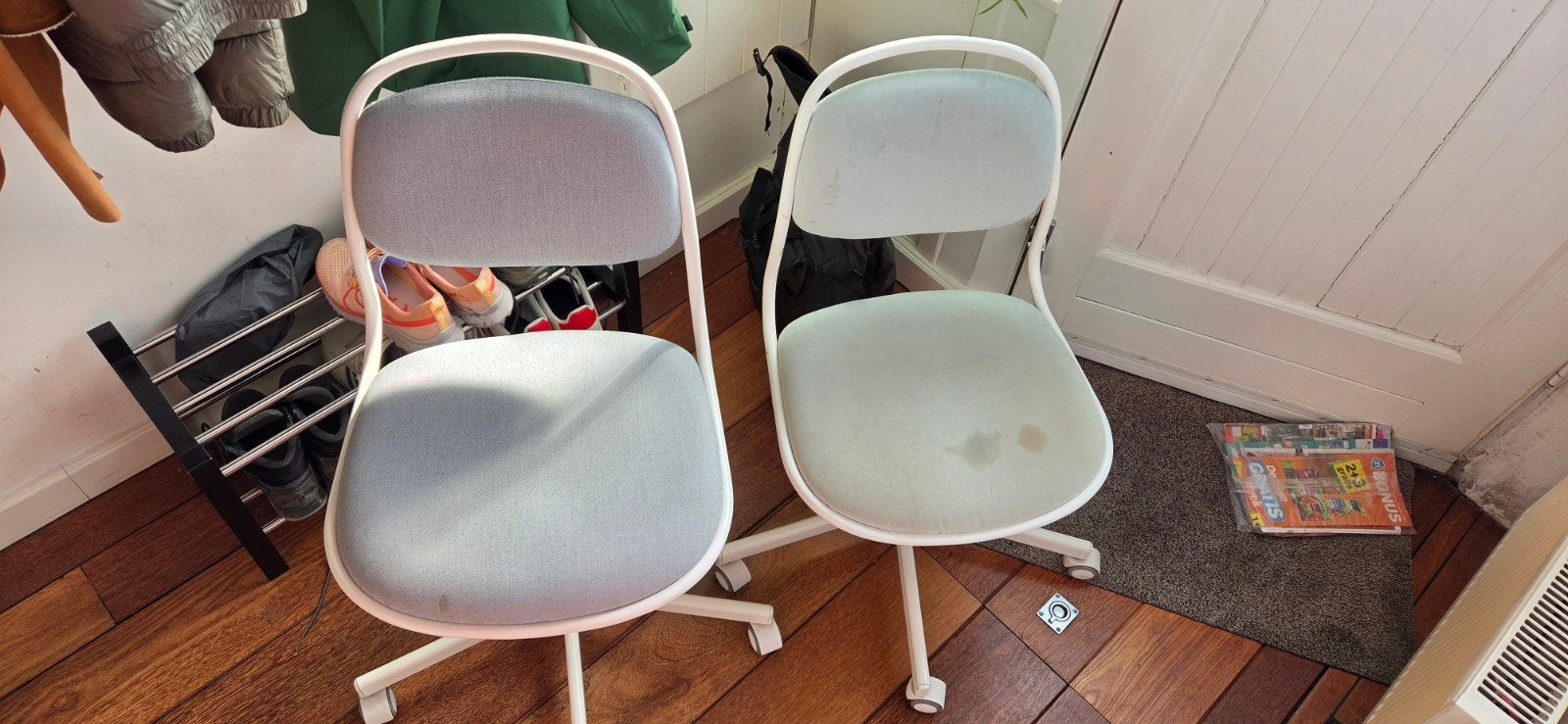 gratis 2 bureaustoelen, Ophalen, Gebruikt, Wit