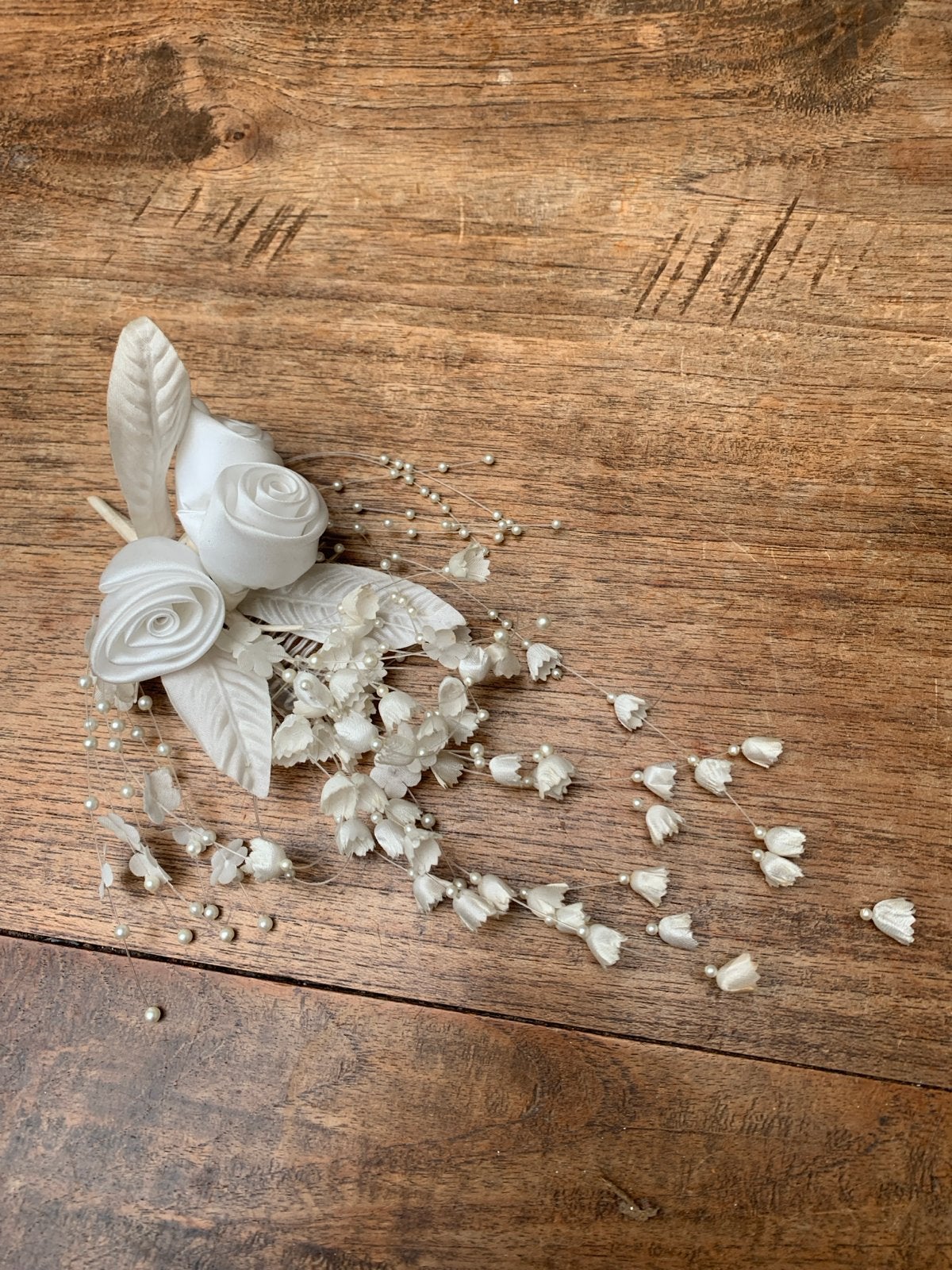 Witte haaraccessoire met bloemen en parels, Ophalen of Verzenden, Zo goed als nieuw, Wit, Accessoires